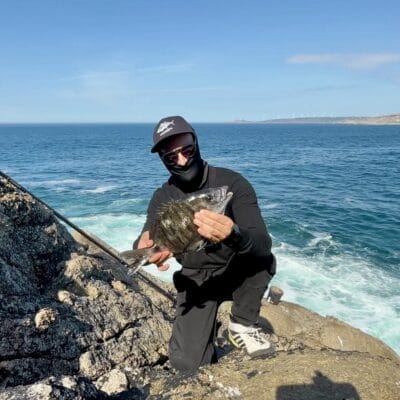 Tarci en un pesquero con un sargo